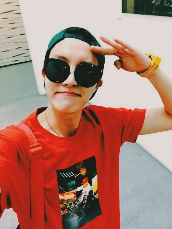 4O4_twt's tweet photo. ✈ . . . FLY TIME!

Luego de un largo y precioso día finalmente estamos en el aeropuerto, esperando con muchas ansias llegar a la República Checa donde será la boda de Eric. Estoy que tiemblo de la emoción.

Pssst, no despierten al bebé, que está cansado.

#THADEUS_404 #JHOPE_404 https://t.co/wQG6PQwZ4I