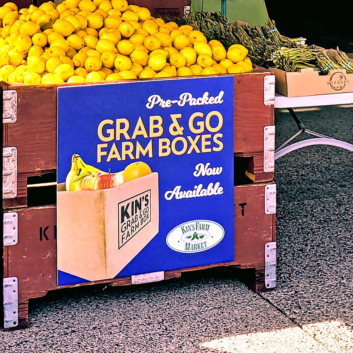 KinsFarmMarket's tweet photo. REMEMBER! we now offer pre-packed Grab&amp;Go #FarmBoxes —avail 4 in-store pick-up! BASIC BOX @ $35 = BroccoliCrowns x2; CookingOnions x2; Carrots (2lb); EnglishCucumber; Hot Hse Tomatoes x2; Potatoes (5lb); Bananas x6; AmbrosiaApples x6; Lge Oranges x6; Lge Avocado; Lemons x2 https://t.co/AA1nbVHJOE