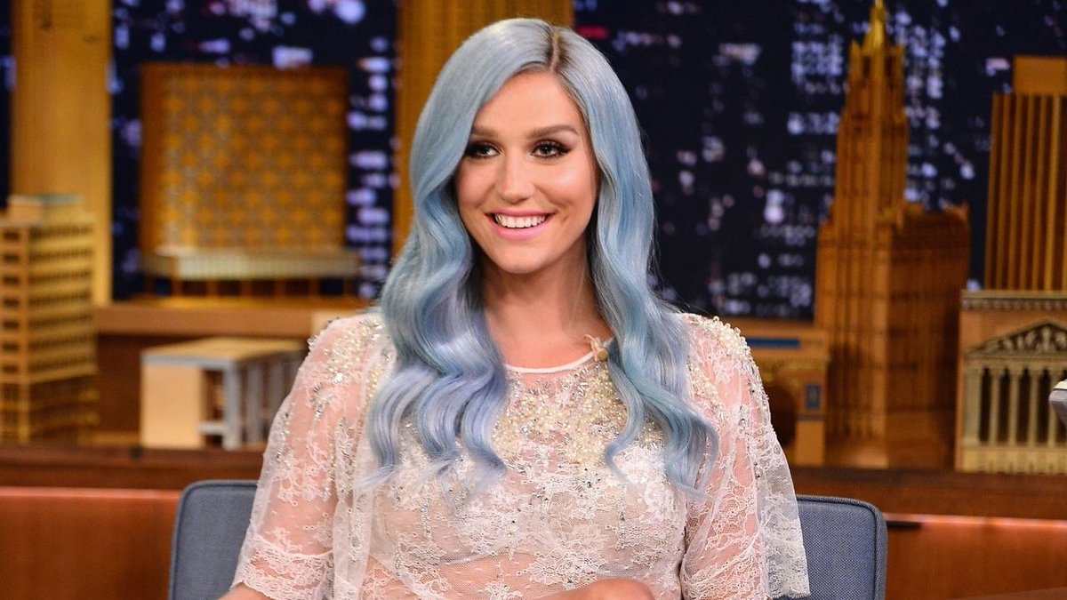 portalkeshasite's tweet photo. Começou o 'The Tonight Show'! Lembrando que a apresentação de Kesha ocorrerá direto de sua casa. #KeshaOnFallon

Stream: https://t.co/5ltG08fQZu https://t.co/kslGjXqAEF