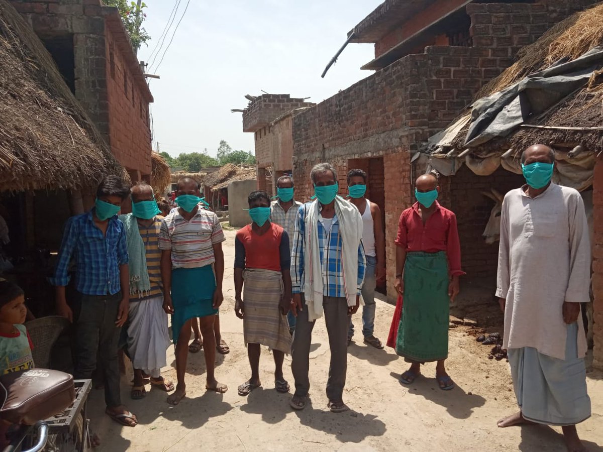 दिनांक 18.04.2020 को कोरोना (कोविड 19) के बचाव हेतु ग्राम पंचायत रसूलपुर sandila hardoi  अन्‍तर्गत  श्रीमती किरन वर्मा (प्रधान) द्वारा मास्‍क का वितरण किया गया।