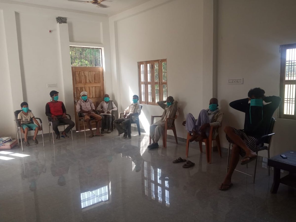 DproHardoi's tweet photo. दिनांक 18.04.2020 को कोरोना (कोविड 19) के बचाव हेतु ग्राम पंचायत रसूलपुर sandila hardoi  अन्‍तर्गत  श्रीमती किरन वर्मा (प्रधान) द्वारा मास्‍क का वितरण किया गया। https://t.co/QqdGc4pBoM