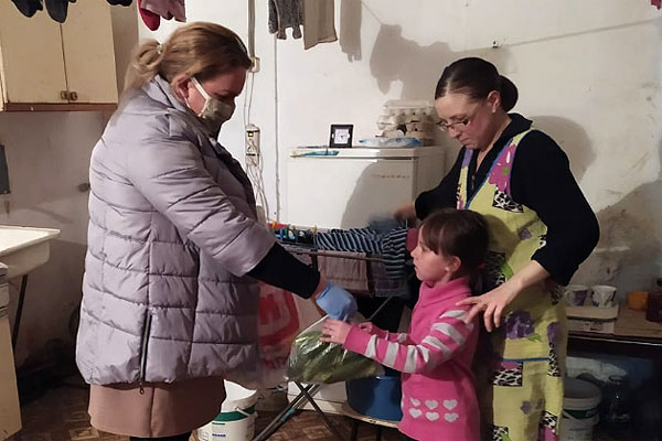 Одинокие пожилые люди, многодетные и малообеспеченные семьи, те, кто оказался в трудной жизненной ситуации из-за угрозы распространения коронавируса, получили адресную социальную помощь. Больше 200 домов обошли волонтеры, вручая жителям района наборы с самым необходимым.