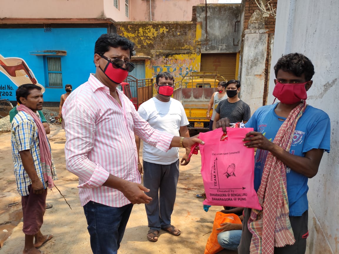 sieddhant's tweet photo. आज चाकुलिया रुंगटा ऑयल मिल के समीप हरिजन बस्ती में पूर्व विधायक @KunalSarangi के सौजन्य से ज़रूरतमंदों के वीच #ModiKit तथा मास्क वितरित ।। @TeamOfKS का मुहिम आगे भी जारी रहेगा ।
#FeedTheNeedy #TeamKunal
@dasraghubar @yourBabulal @BJP4India @BJP4Jharkhand @BJYM @PurnenduPatra5 https://t.co/Vkcq3eI4We