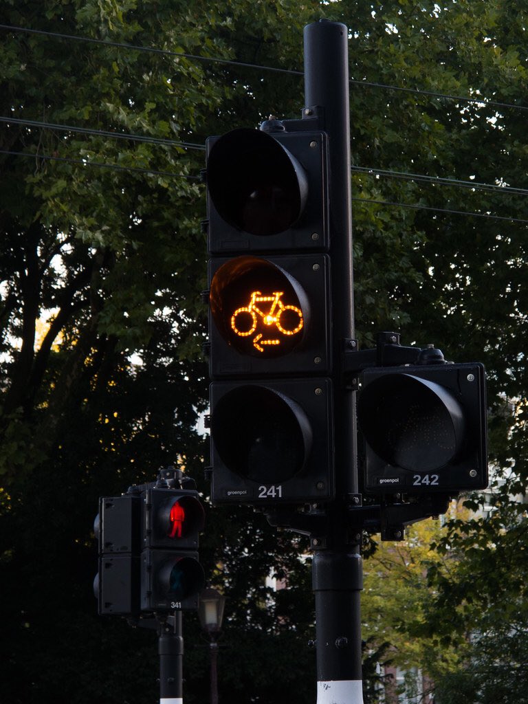 Wat moet er veel aangepast worden in de 1,5m economie. Zoals fietsverkeerslichten, groen halen...lastig🤔 Ik stond ruim 1,5m achter mijn voorgangers. Licht op groen, dus fietsen...ik moest door oranje. Enne...ligt niet aan mijn snelheid😂