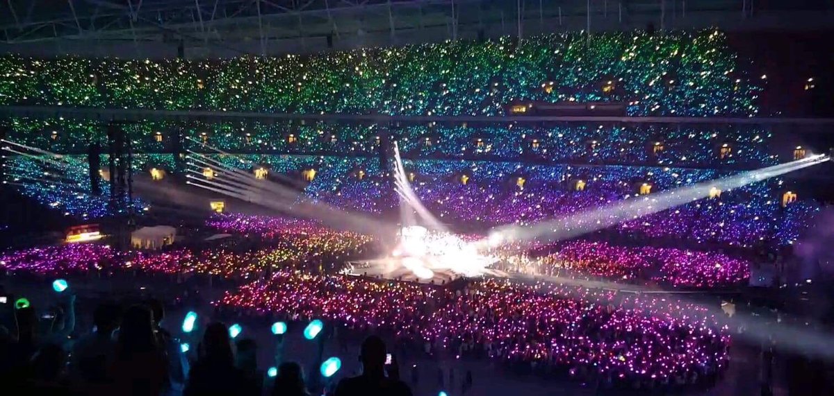 godjinnie's tweet photo. "how would it feel to see this whole arena filled with army bombs?" https://t.co/cS2pFRGXad