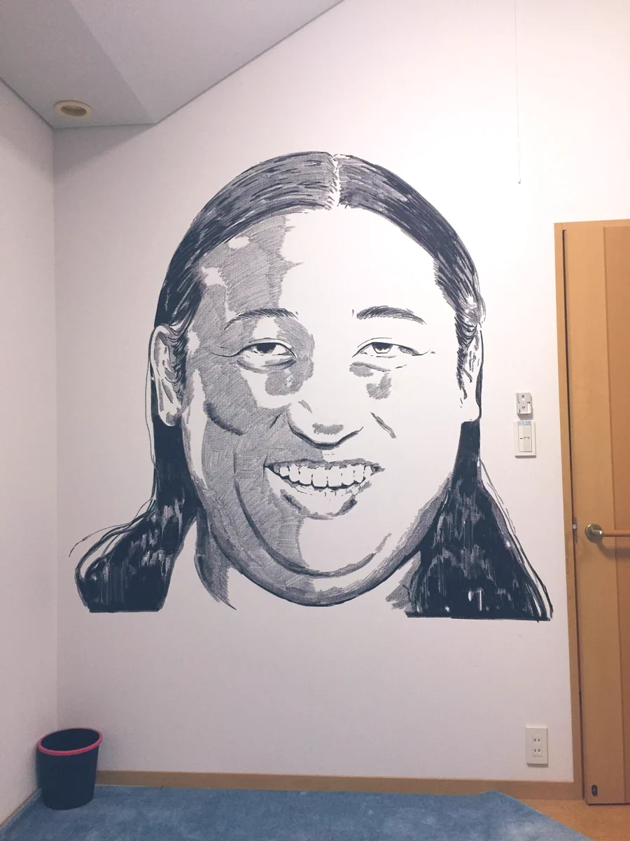 喧嘩した弟の部屋にロバート秋山を描いちゃう兄貴www ←嫌がらせのクセが強いw