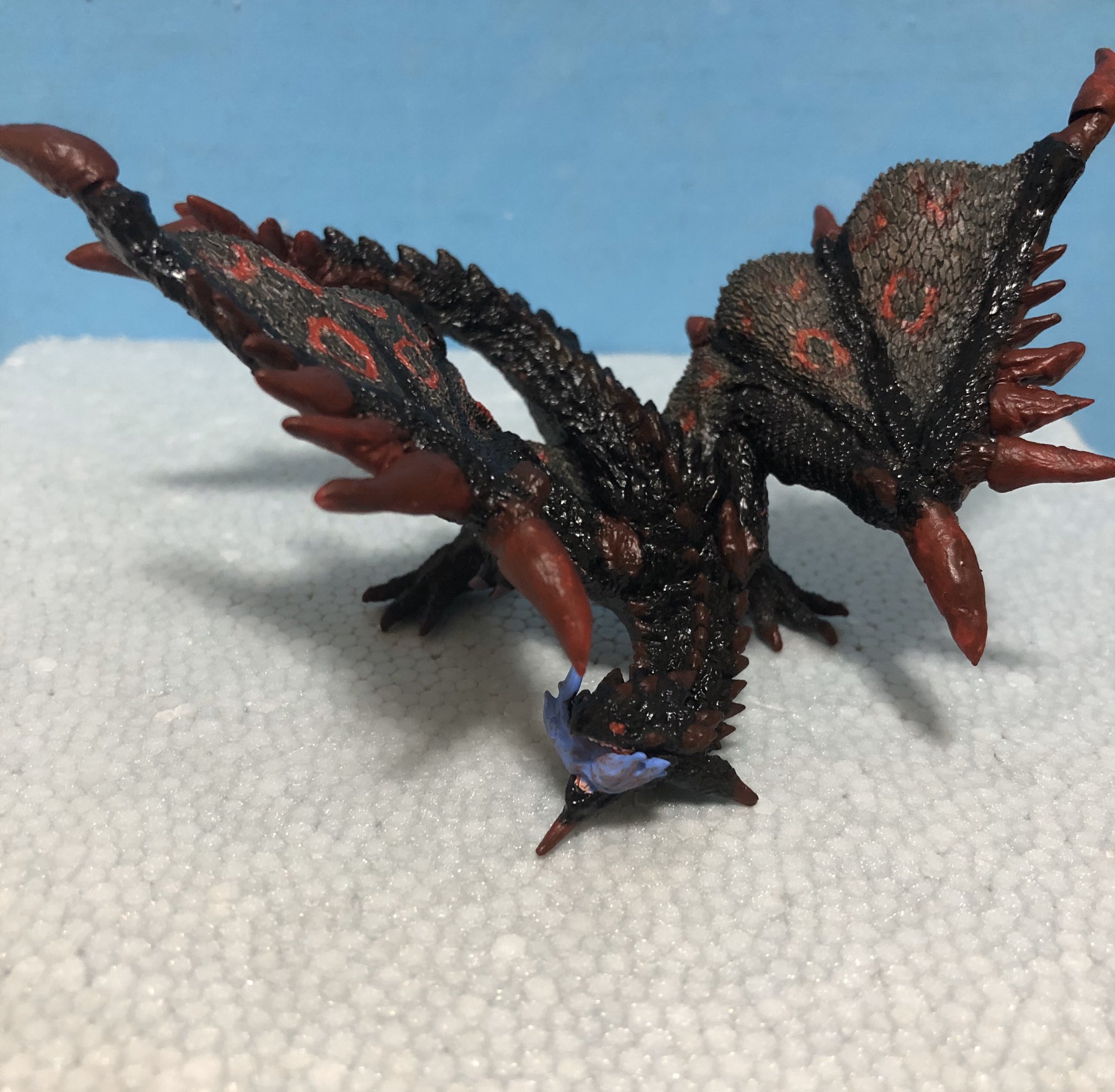 神楽レナ リオレイア亜種のフィギュアを改造 リペイントして Mhfのunknownを作ってみました Fは一度もプレイした事は無かったのですが インパクトのある名前と見た目なのでこのモンスターの存在は以前から知ってました 真の名前がラ ロというのはつい