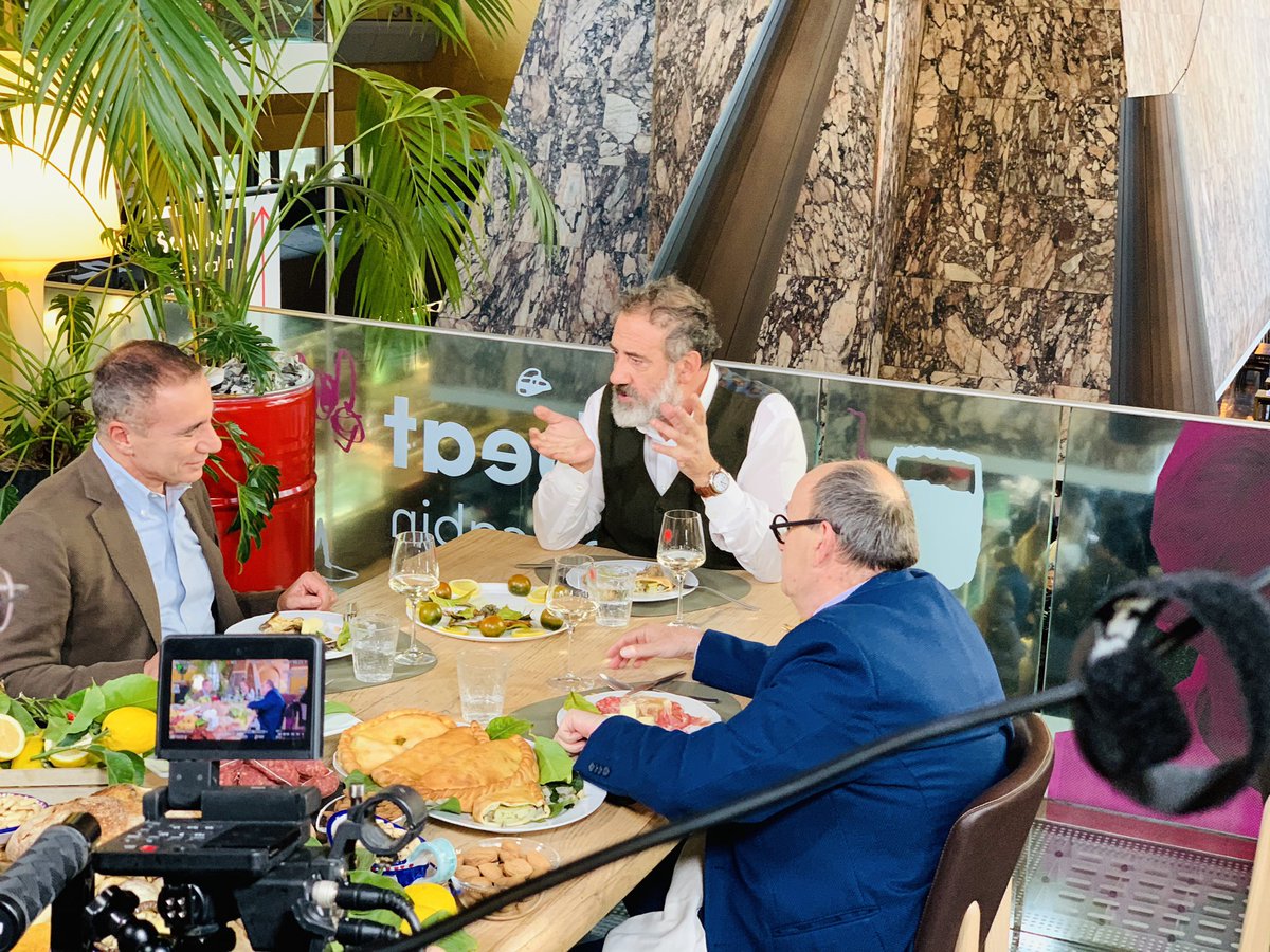 Causa restrizioni alle produzioni Tv e in ottemperanza alle misure relative all’attuale emergenza sanitaria, domenica 19 aprile alle 11.15 su <a href="/RaiDue/">Rai2</a> in onda una replica di #inviaggioconmarcello La cucina campana con <a href="/MarcelloMasiRai/">marcello masi</a> <a href="/roccotolfa/">rocco tolfa</a> <a href="/CarlettoCambi/">Carlo Cambi</a> <a href="/NaausicaViani/">Naausica Viani</a>