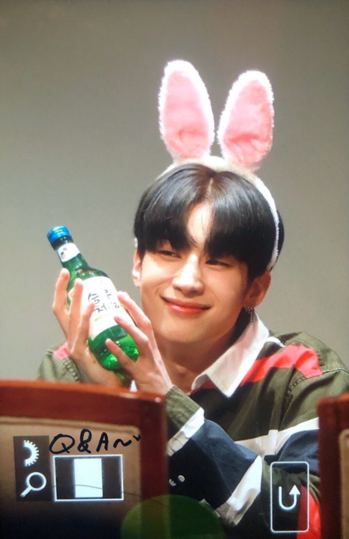 a fan changed the label of the soju bottle to his name + some cute writings on to it, no wonder he looked so happy (´ε｀ )♡