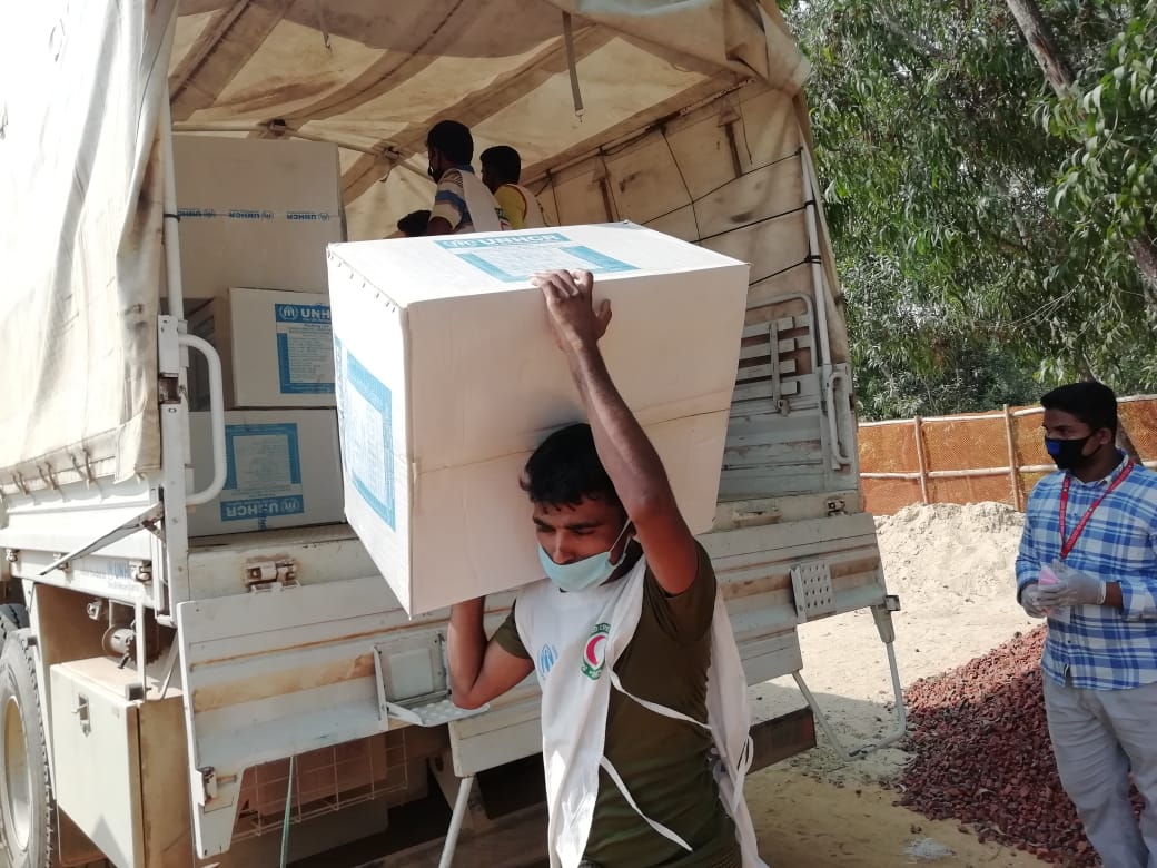 UNHCR_BGD's tweet photo. Supplies arrive, including wash and hygiene kits, as well as mosquito nets for newly arrived refugees in quarantine in Kutupalong.

These refugees are being medically screened &amp; provided with support.

Photo: UNHCR/I.Ciobanu https://t.co/GFTFc20ymY