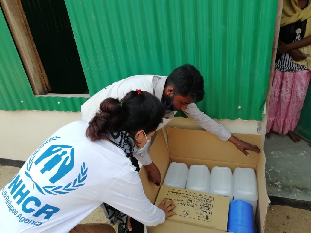 UNHCR_BGD's tweet photo. Supplies arrive, including wash and hygiene kits, as well as mosquito nets for newly arrived refugees in quarantine in Kutupalong.

These refugees are being medically screened &amp; provided with support.

Photo: UNHCR/I.Ciobanu https://t.co/GFTFc20ymY