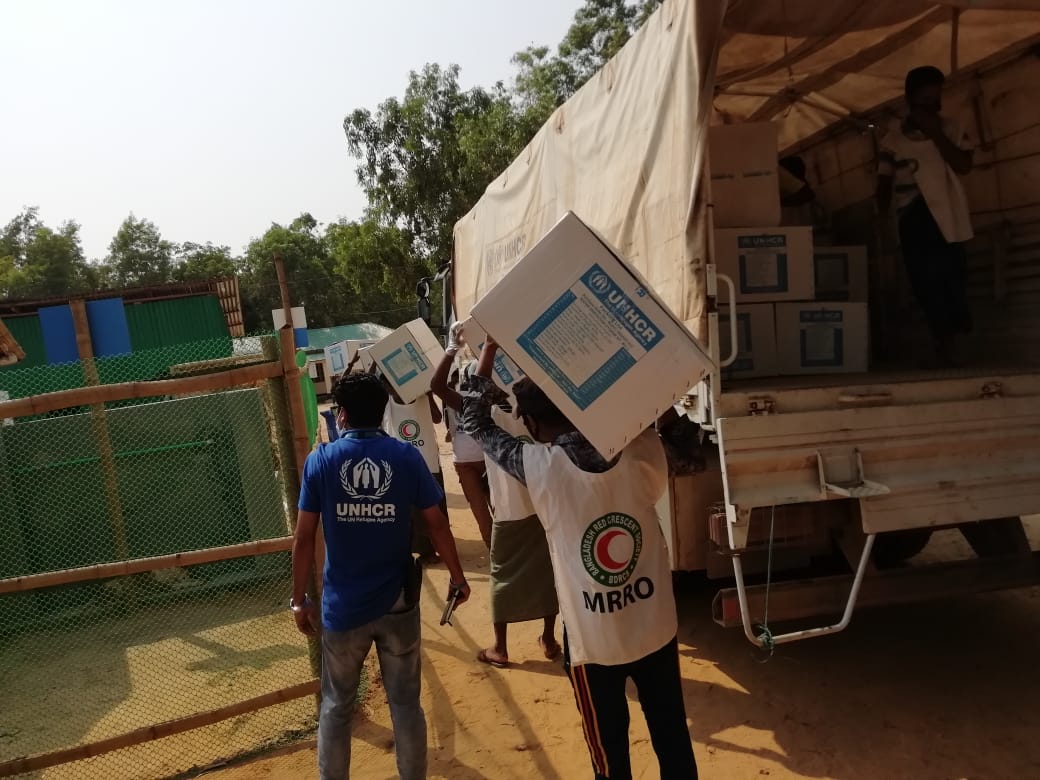 UNHCR_BGD's tweet photo. Supplies arrive, including wash and hygiene kits, as well as mosquito nets for newly arrived refugees in quarantine in Kutupalong.

These refugees are being medically screened &amp; provided with support.

Photo: UNHCR/I.Ciobanu https://t.co/GFTFc20ymY