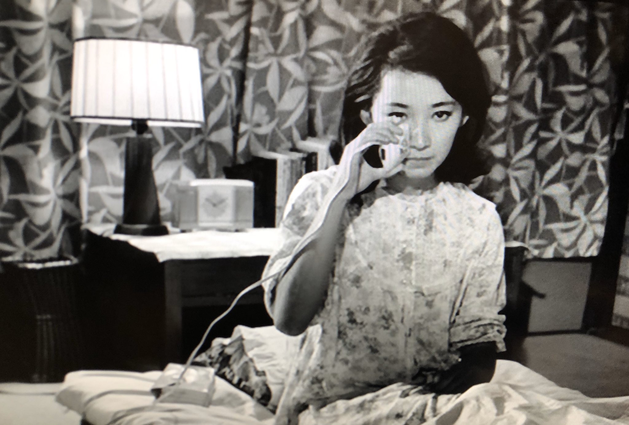 Steward 結婚相談 1965 の気になったもの 映画冒頭 アヴァン タイトルで主人公の芦川いづみが顔 に当てているコード付きのシェーヴァーのようなもの 映画のなかほどでも就眠前に使っている 実際女性用シェーヴァーで顔の生毛を剃っている それとも