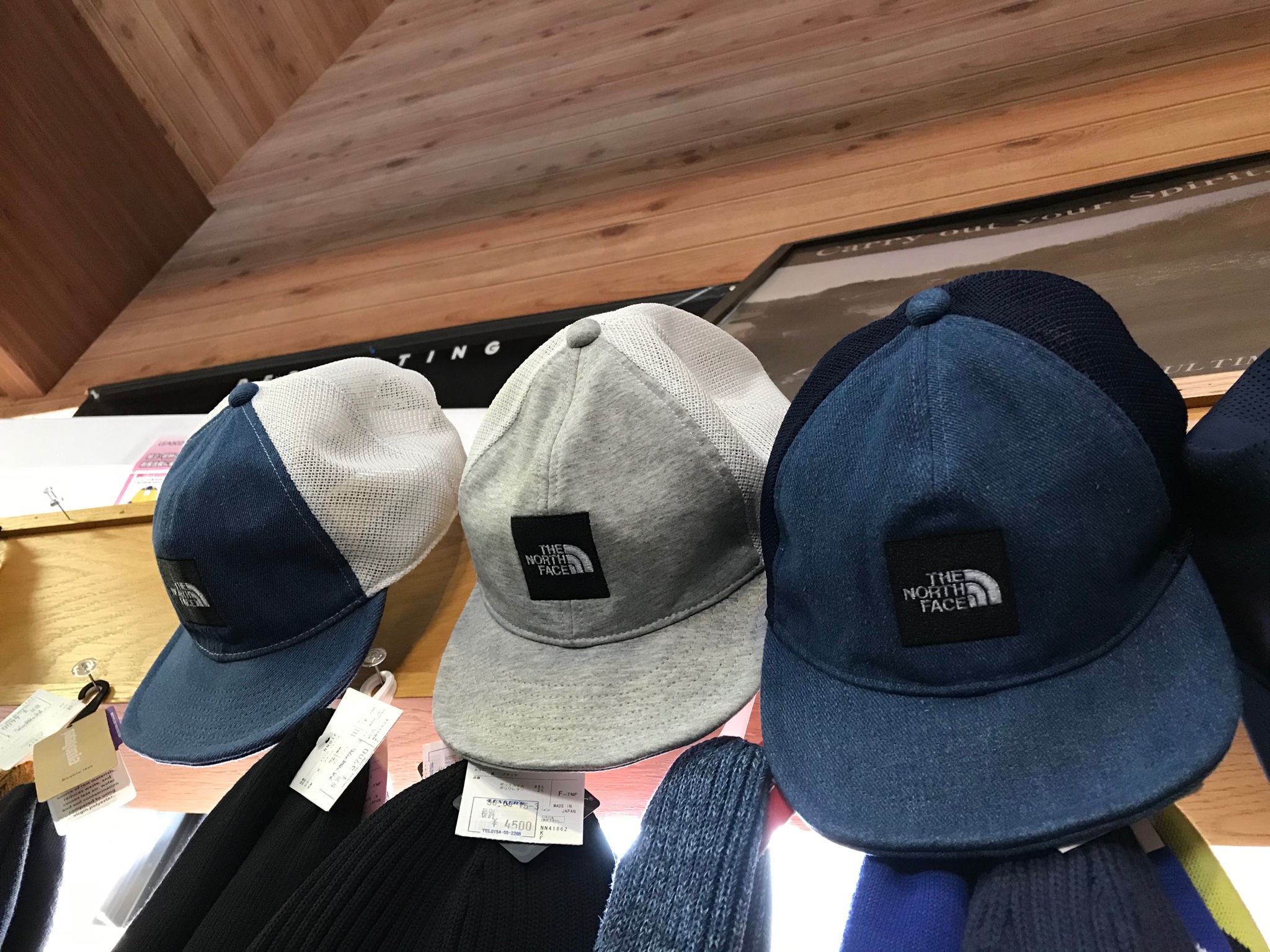Lunker S ランカーズクシロ ノースフェイス キャップ系も入荷してます 最近はストレートビルタイプ ツバが 真っ直ぐ が非常に多いです 若者は似合うだろうけど 小生はおっさんなので手をつけずにいたジャンルですがかぶってみると意外と悪くない Lunker S ランカーズクシロ ノースフェイス キャップ系も入荷してます 最近はストレートビルタイプ ツバが 真っ直ぐ が非常に多いです 若者は似合うだろうけど 小生はおっさんなので手をつけずにいたジャンルですがかぶってみると意外と悪くない
