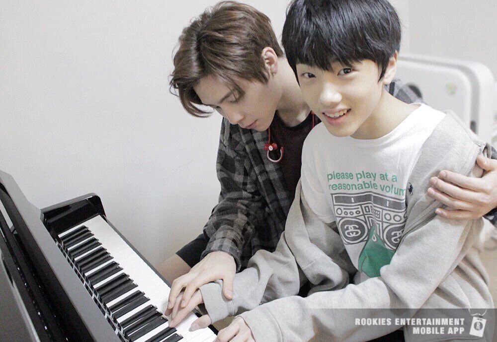 myJohnnyJ5uh's tweet photo. ไม่ต้องจ้างครูสอนเปียโนหรอกเดี๋ยวพ่อสอนเอง https://t.co/VGKZeSm013