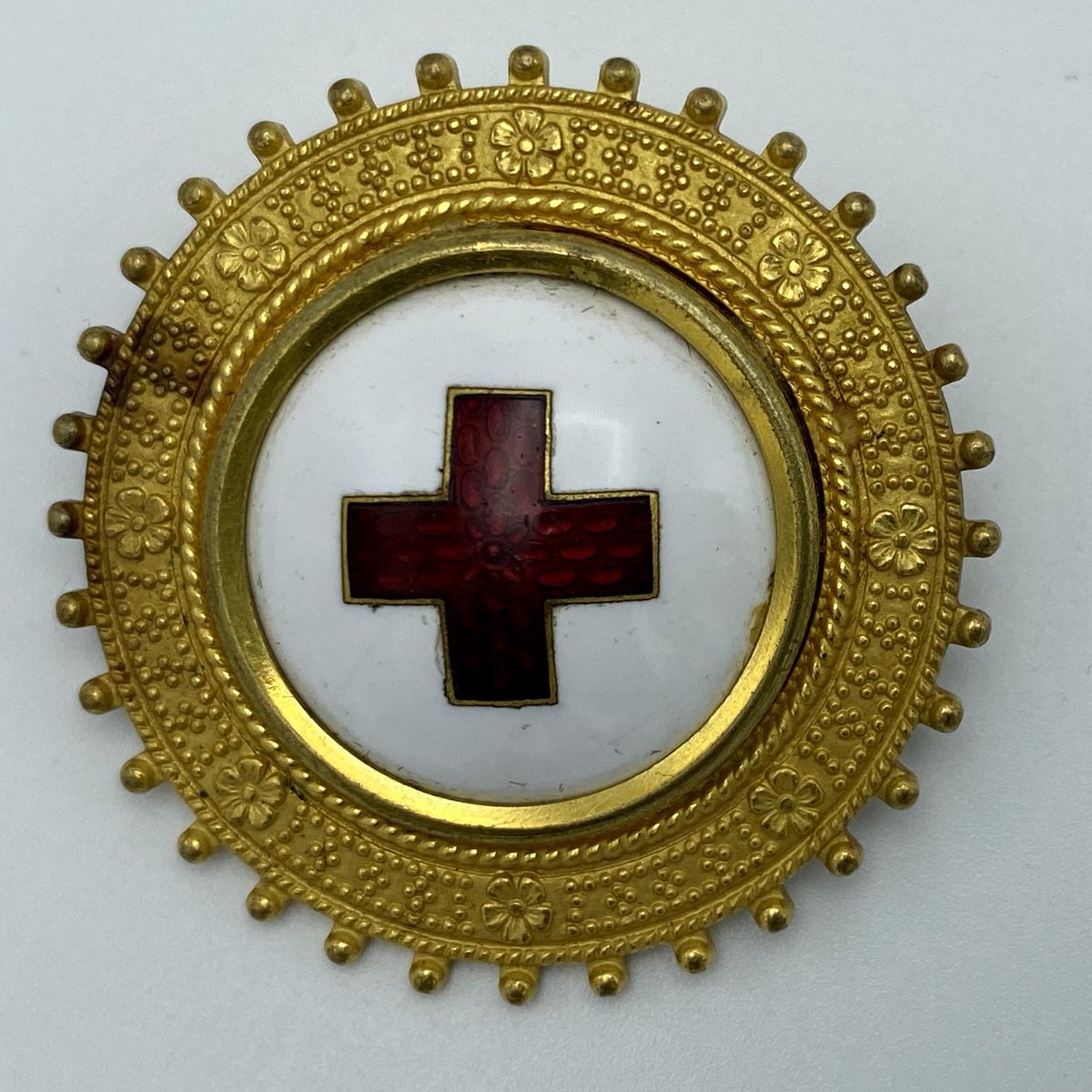 Här kommer helgens fina brosch Röda Korset sjuksköterskeskola <a href="/RodaKorset/">Svenska Röda Korset</a> <a href="/Swenurse_Kansli/">swenurse</a> #broschmuseet