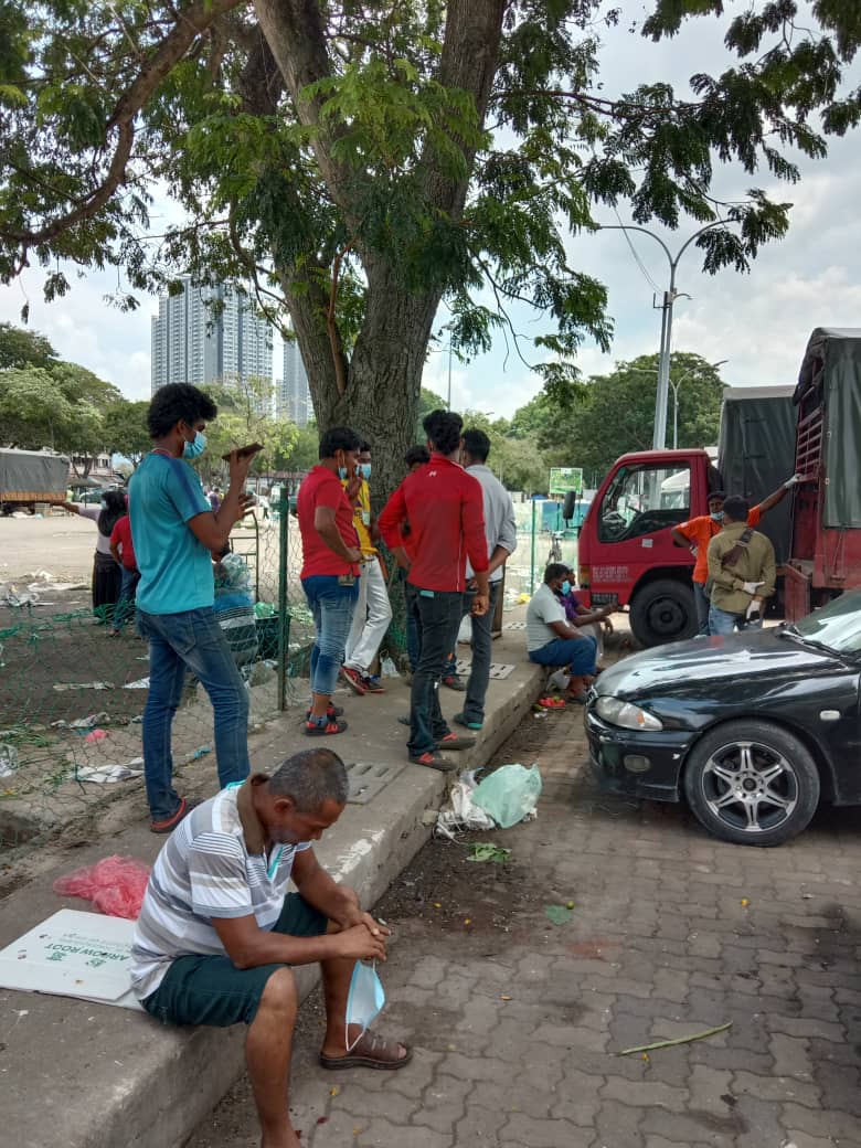 RameshRaoAKS's tweet photo. Halo @imigresenmy buat apa tidur kah?? 
Pasar borong Selayang dah mula aktif dengan Gelagat Myanmar!! 
@dhzhamzah @KDNPUTRAJAYA @kdnclan https://t.co/PHBd5jFBbZ