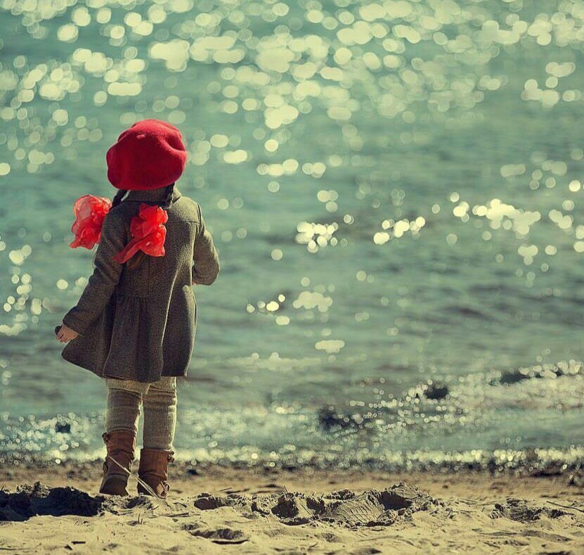 🔘 #رحلة.…!

بحرها مجهول.
وموجها صمت وكلام
الموج فيها مرة اماني وأحلام
 ومرة خيال وأوهام
العصف احيانا يأخذ منا الوجع
واحيانا بقوته يضربنا
 بشدة ويزيدنا الم
والفرح،مكتوب في صفحات الأيام
 كلما لاح..راح..وما رجع
والدرس
الحياة مابين ألم وأمل
 وافراح واحزان
 وغربة في دنيا اللا أمان🌺