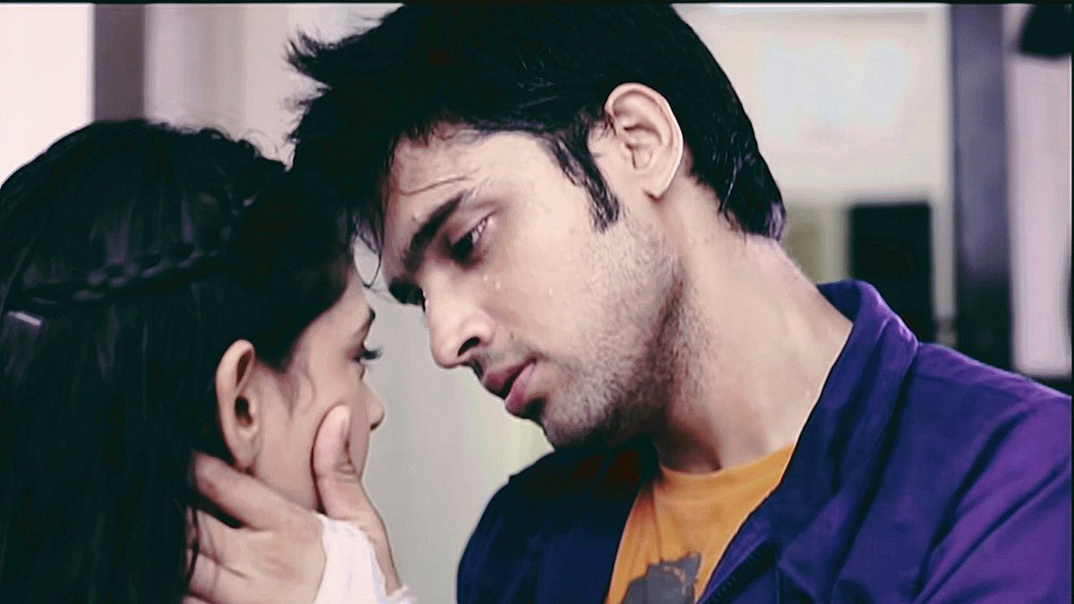 nodaayman20's tweet photo. He touched her cheek and looked into her Eyes
👀
He found his whole world out there
👁🌍❤
#KaisiYehYaariyan
#MaNanForever https://t.co/EBbGA9thia