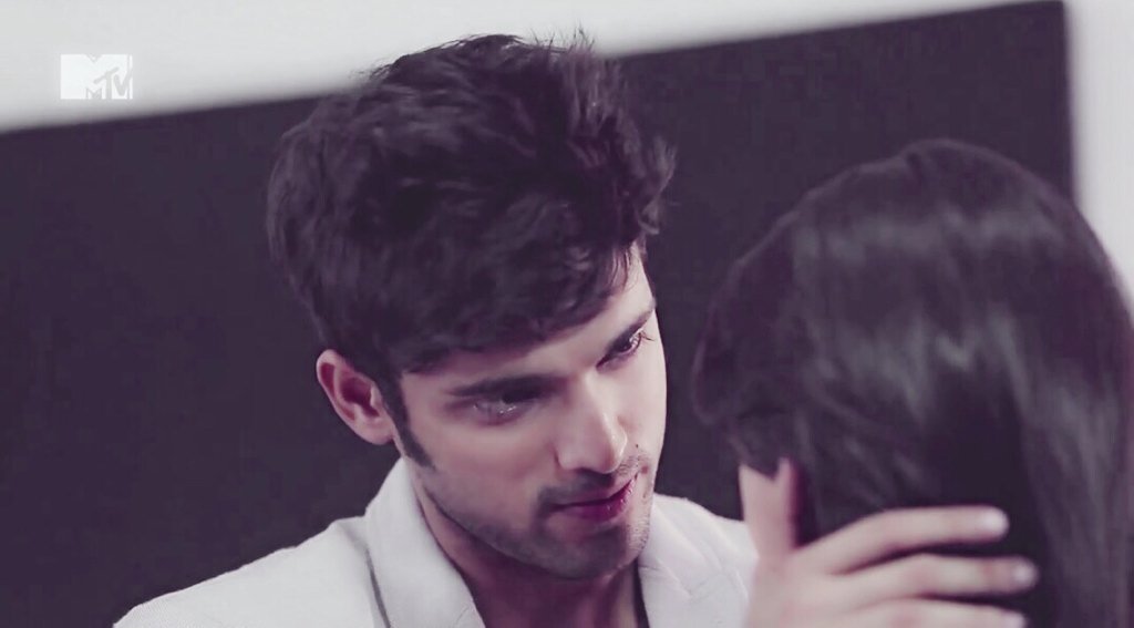 nodaayman20's tweet photo. He touched her cheek and looked into her Eyes
👀
He found his whole world out there
👁🌍❤
#KaisiYehYaariyan
#MaNanForever https://t.co/EBbGA9thia