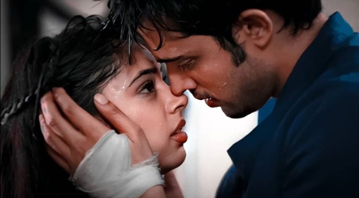 nodaayman20's tweet photo. He touched her cheek and looked into her Eyes
👀
He found his whole world out there
👁🌍❤
#KaisiYehYaariyan
#MaNanForever https://t.co/EBbGA9thia