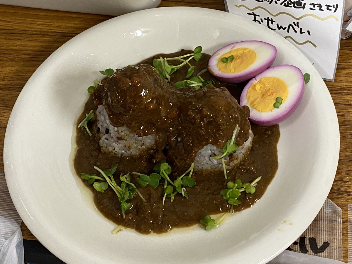 Takeshi_Beyond's tweet photo. 皆さんお昼は何食べました?
画像は演出���島崎さんが稽古場で作った消え物の"魔女山風カレー"
聖さんのレシピのとは違いますがこちらも美味しそう💖

#小島聖 さんのレシピは▶️
https://t.co/4Lt7Xevc5e
https://t.co/dAVPqfuq2F
#アズマけれしぴ で作ったら是非ツイートしてくださいね🍽️ #おうち時間 https://t.co/PFCZsVIcN1