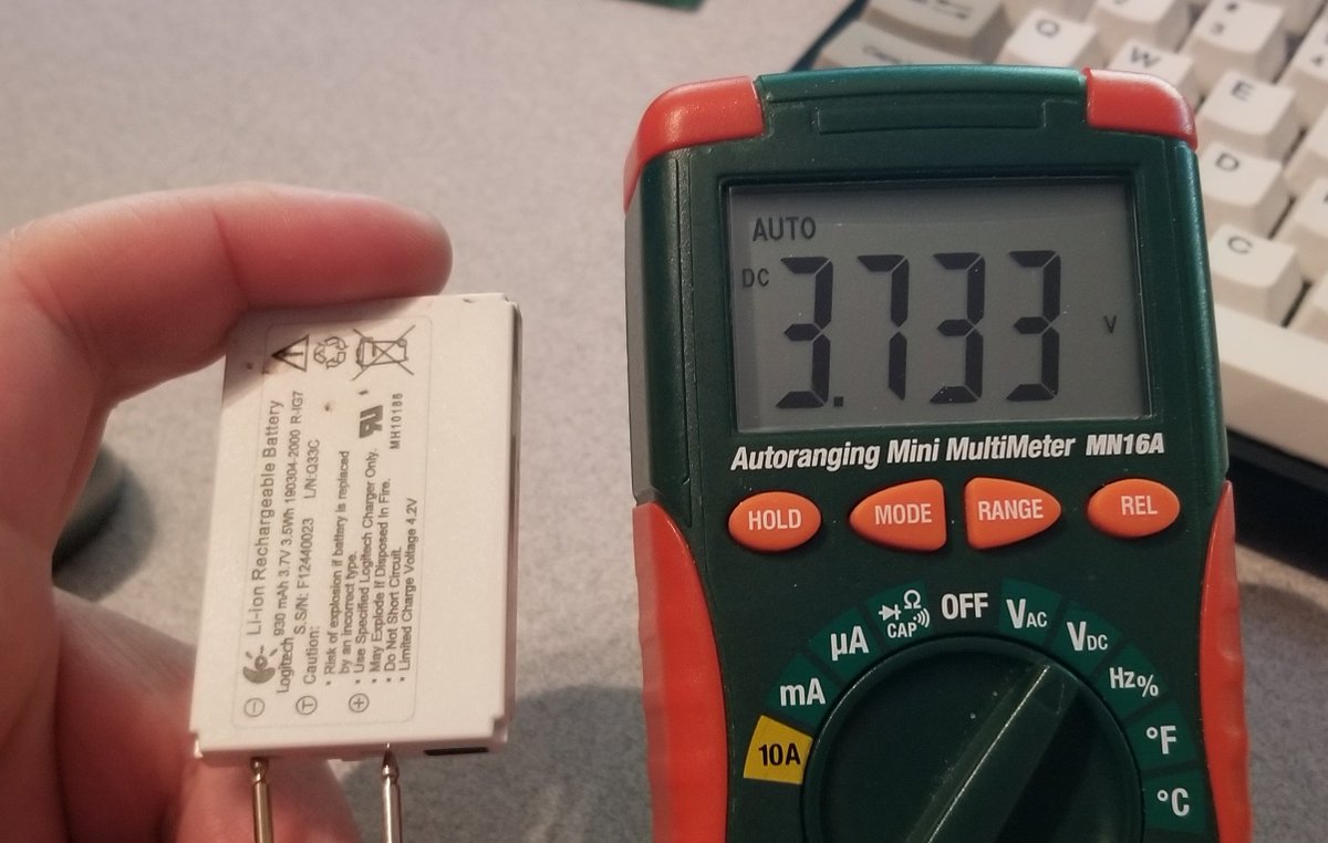 but if I pull out the battery and measure it with my multimeter, it says very clearly that it has 3.7volts