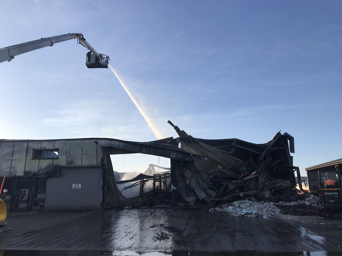 Vanmorgen vroeg grote loodsbrand bij Mechanisatiebedrijf Groenoord in #Akkrum Gekukkig geen slachtoffers! Woonhuis gespaard. Inzet <a href="/BrandweerAkkrum/">Brandweer Akkrum</a> en hoogwerker @Groep1Hveen