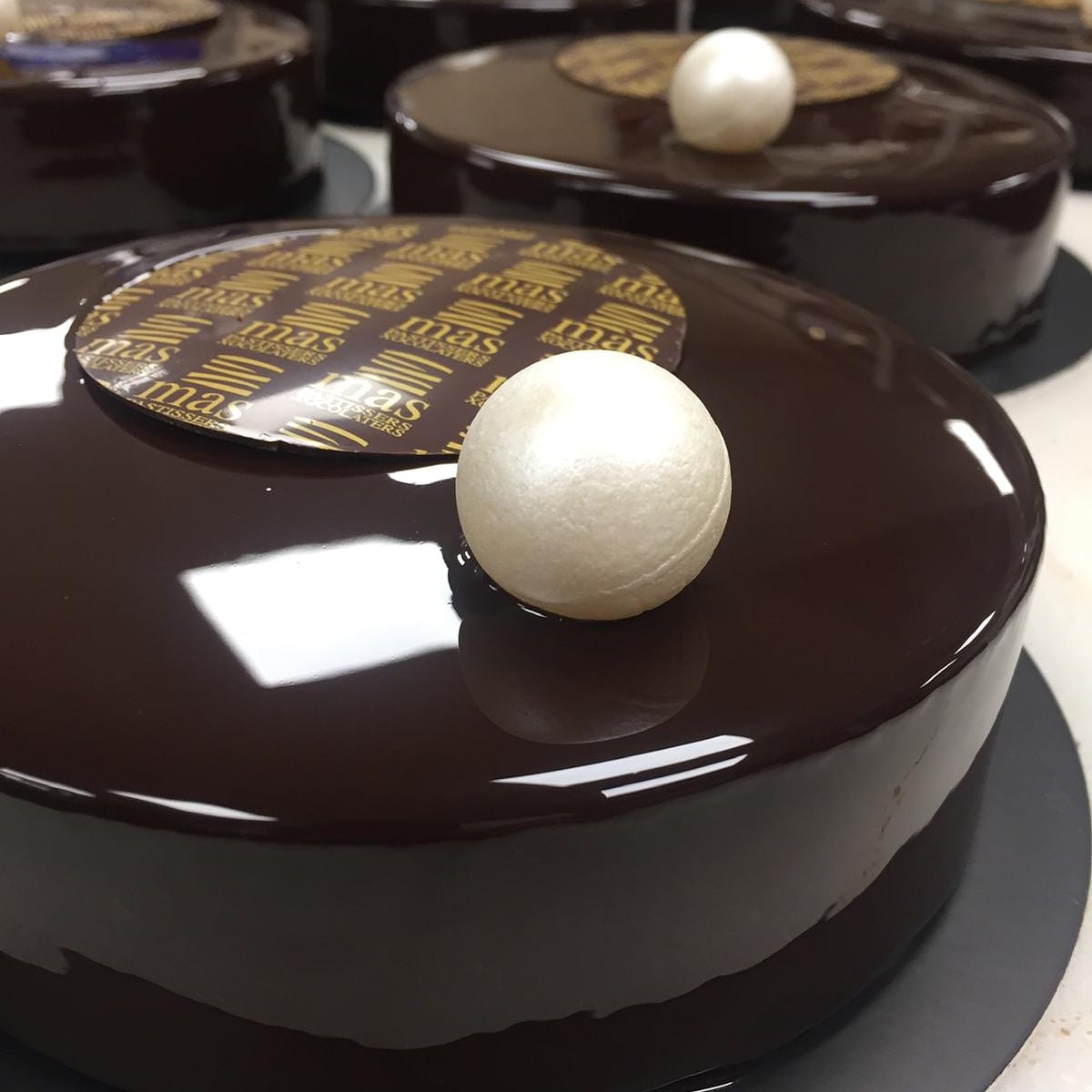 MasPastissers's tweet photo. Avui toca escollir pastís per gaudir-lo en algun moment del finde, ja que ens toca viure confinats a casa almenys que poguem endolcir els nostres moments amb el nostre "Clàssic Xoco", una mousse de xocolata 70% amb cruixent de neules, sobre pa de pessic de cacau i glassejat negre https://t.co/ZwFMY7eNY5