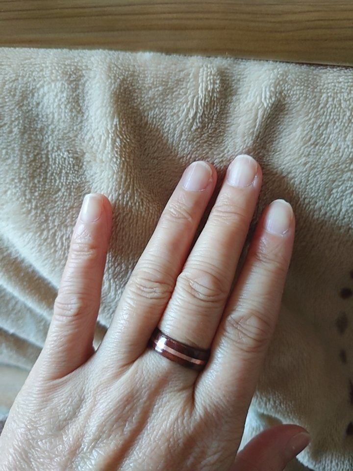 handmader777's tweet photo. こちらのベントウッドリングはカリンです💍
光の加減で表情が変わりますね✨

普段使いでたくさん使っていただいてるようです😃

違う色にも興味があるとのことでした^o^

ありがとうございます😊 https://t.co/tGHiBNBqas