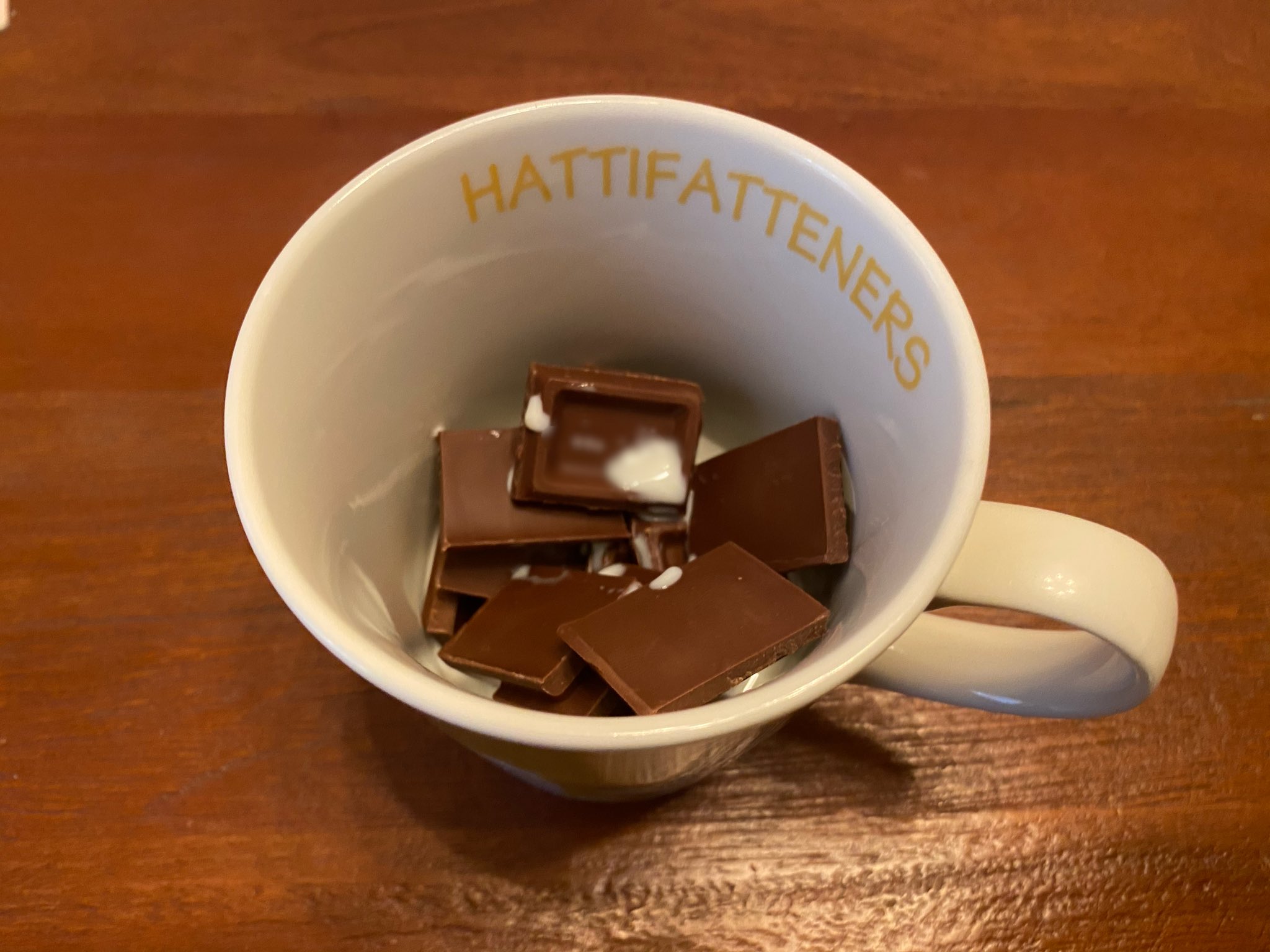 5歳 自転車日本縦断達成 100円で特濃ホットチョコレート 板チョコを用意します 砕いてコップにいれる 30 牛乳を入れて30秒レンチン 溶けたチョコをスプーンで混ぜる 180 の牛乳を入れてレンジで温めたら出来上がり これめっちゃめちゃ