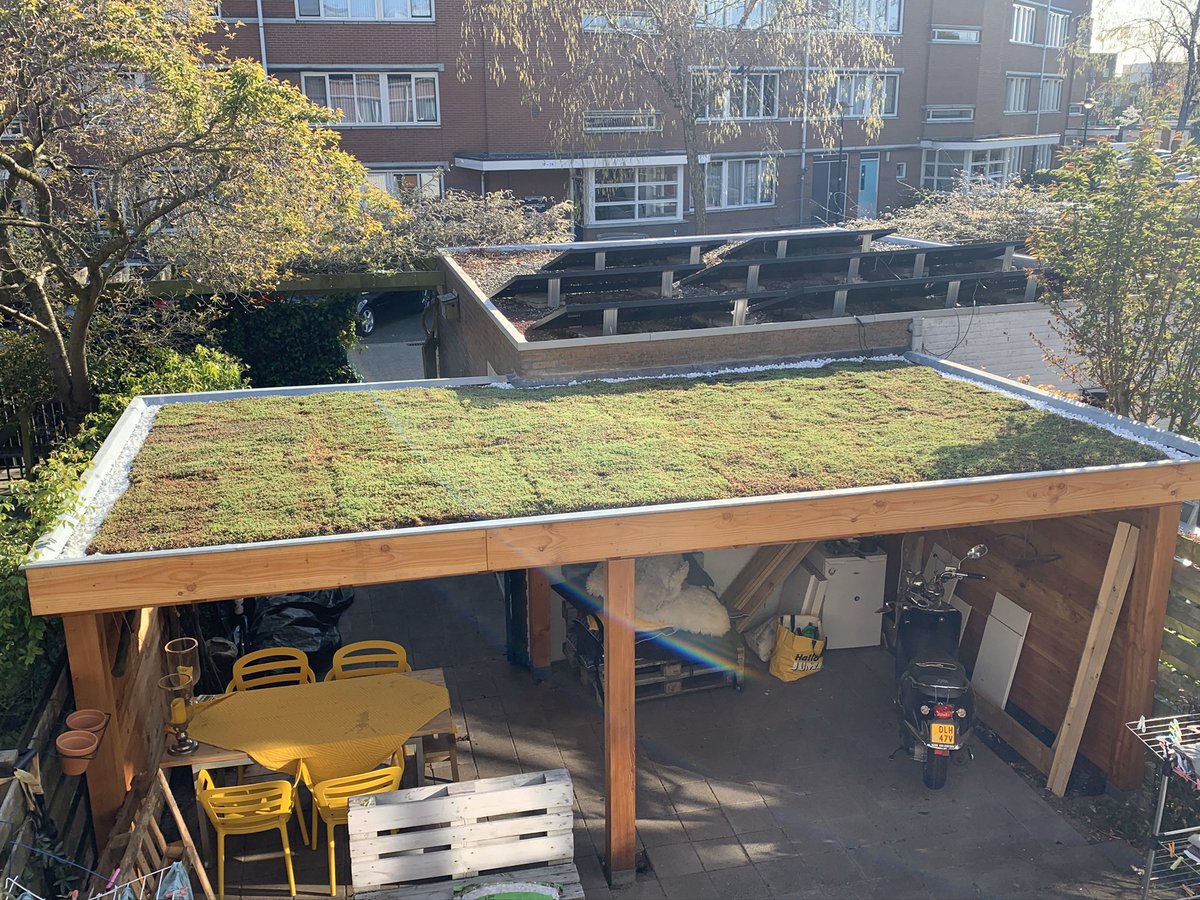 ropsjop's tweet image. We hebben een groen dak van @Groendak Beter voor regenwateropslag. Beter voor CO2 reductie. Voor een beter gevoel ook. Maar helaas alleen maar te zien vanuit de slaapkamer en door de overburen. Met subsidie van @Gem_Amersfoort Dank daarvoor 🙏🏻
