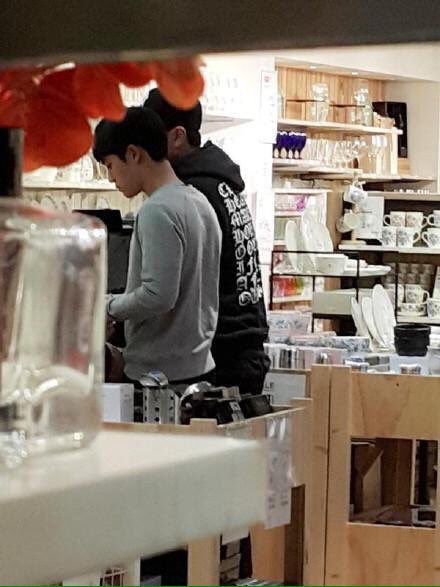 mostlychansoo's tweet photo. "DO is the only person who is willing to go shopping with Chanyeol without any terms and conditions".
And that's the story of how Kyungsoo became Chanyeol's shopping chaperone... https://t.co/wUcfSHZyPy