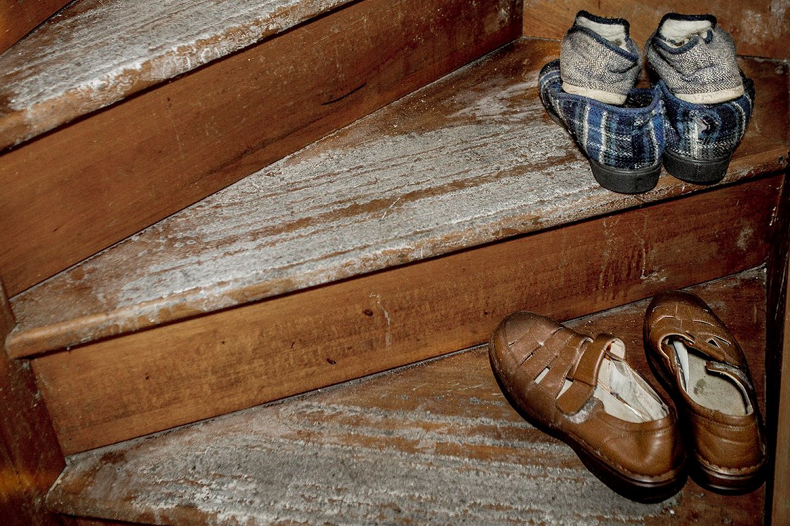 L'escalier mène à la chambre de M. D qui rentre de maison de retraite. Placé sous tutelle contre sa volonté par ses enfants et vivant d'habitude avec ses chats, il se retrouve sans ses animaux et vit mal cet abandon.
📸Ravières (89) - 2015 ©<a href="/CorinneRozotte/">Corinne Rozotte</a>
#HistoireDeLiens