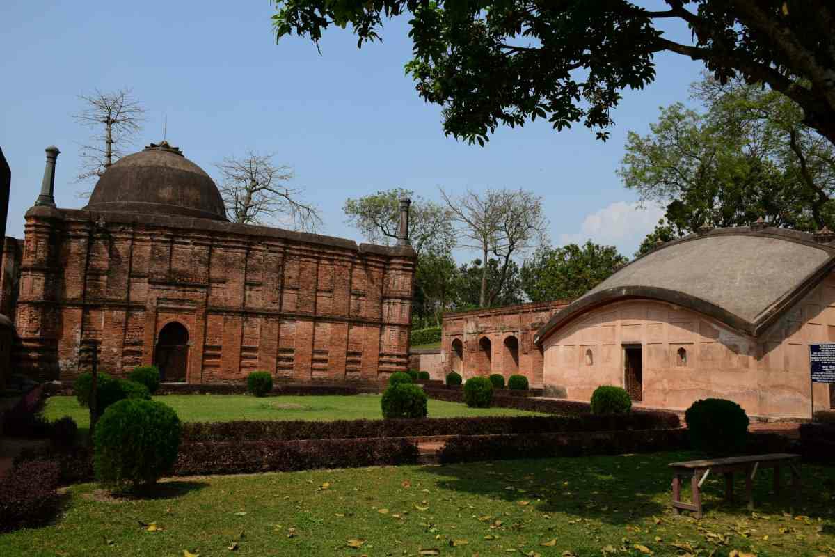 PeepulTreeWorld's tweet photo. The Terracotta Mosques of West Bengal
They are unlike any mosques that you would have seen. But head deep into Bengal and you will find centuries old mosques made of terracotta and beautifully embellished.
https://t.co/YPfV1UJRAb
#WorldHeritageDay2020
#monumentsofindia https://t.co/6DGlulQ22D