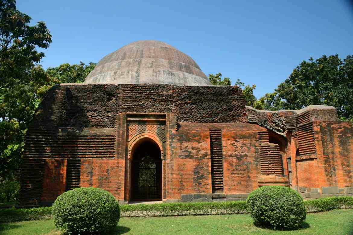 PeepulTreeWorld's tweet photo. The Terracotta Mosques of West Bengal
They are unlike any mosques that you would have seen. But head deep into Bengal and you will find centuries old mosques made of terracotta and beautifully embellished.
https://t.co/YPfV1UJRAb
#WorldHeritageDay2020
#monumentsofindia https://t.co/6DGlulQ22D