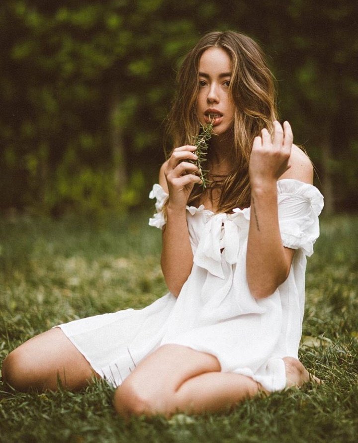 ITS CHLOE BENNET DAY LADIES AND GAYS HAPPY BIRTHDAY TO THIS BEAUTIFUL FLOWER CHILD 