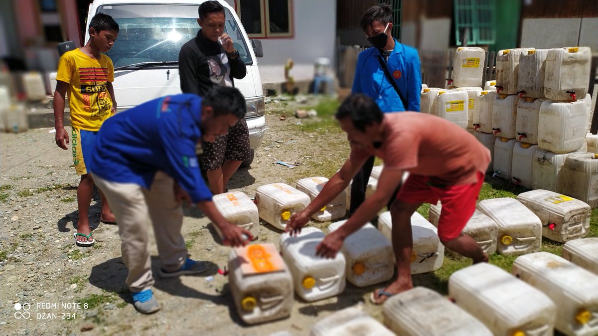 Citizen_Tomini's tweet photo. Agenda pembagian Jerigen CTPS (Cuci Tangan Pakai Sabun) bagi seluruh rumah dan sarana umum di Desa Tomini Utara, kerjasama Tim Satgas Covid-19 Relawan Desa bersama Pendamping Desa, FD-Readsi, dan Mahasiswa KKN UNTAD

@KemenDesa @halimiskandarnu @jokowi https://t.co/ERcCzOi96b