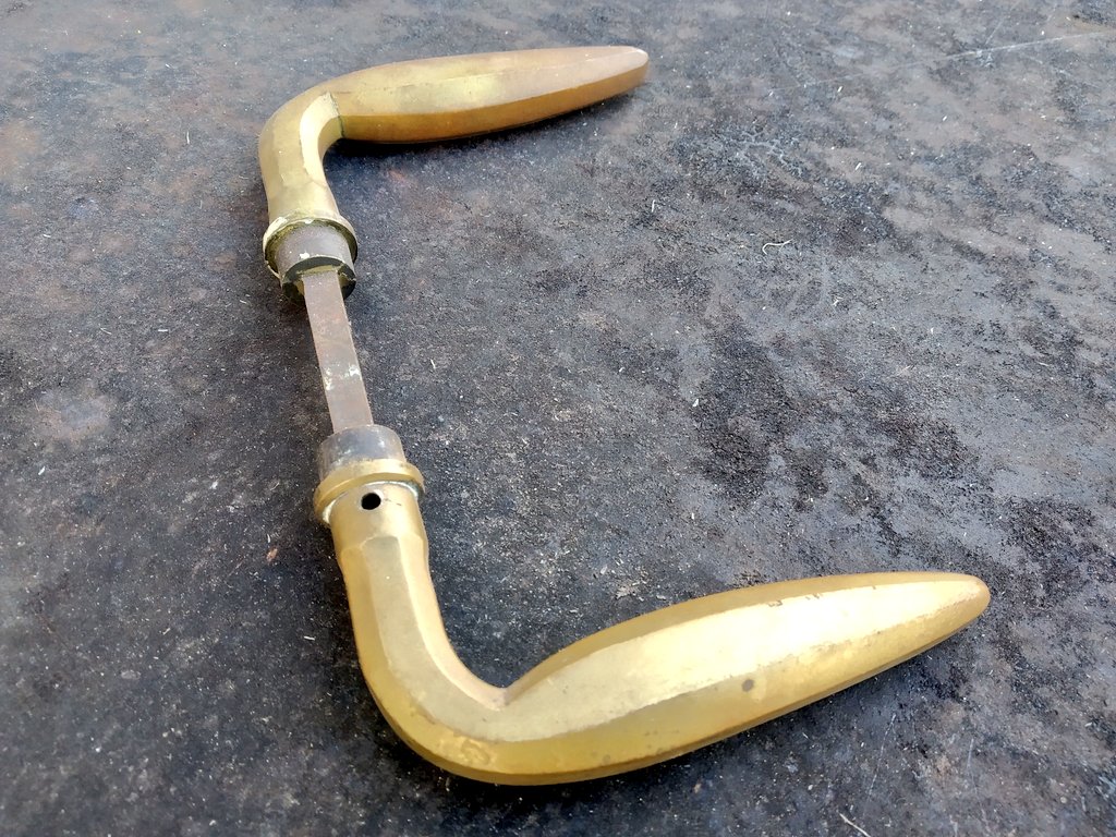 BurchertMichael's tweet photo. This is what door handles looked like before they were replaced by plastic and stainless steel "design"
#brass #messing #copper #alloy #oligodynamic #hygienic #metal https://t.co/LEA4ZJFcVV