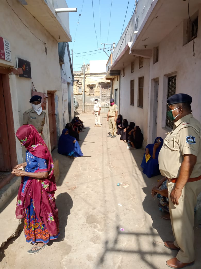 SPWestKutch's tweet photo. પશ્ચિમ કચ્છ ભુજ જીલ્લા પોલીસ દ્રારા પોસ્ટ ઓફીસ તથા બેેેેન્ક ખાતે #Social_Distance રખાવવામાં આવ્યું તથા મુખ્ય માર્ગો પર #Vehicle_Check કરવાની કામગીરી કરવામાં આવી ઉપરાંત ભુજ ખાતે આવેલ #Selter_Home ની વિઝીટ લેવામાં આવી. 

#westkutchbhujpolice @dgpgujarat https://t.co/zxx5mcM8Ii