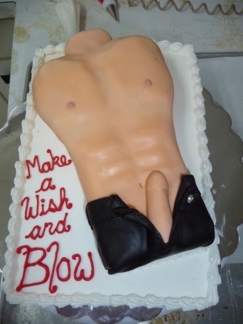 benvyle's tweet photo. fags with abs make dry, overbaked banana bread and get hundreds of likes. I bake classic french pastries, technical cakes, and showstopper desserts and get almost nothing. y’all don’t care about baking, stop pretending. https://t.co/z3DuBbeaNm
