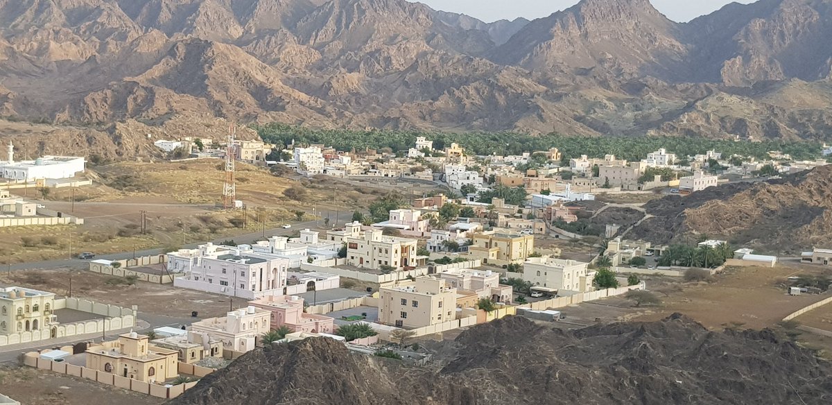 oman1970_2020's tweet photo. كهنات ياعبق التاريخ مزهرة 
    بكل حصن مشيدشاده الاول 
بك تقاسيم البطولات شامخة 
    عراقةوانسابك الحرالبطل 
جنود الوغى يرمون حاسدها
      بسهام نصر قضى عليهم الاجل 
طمعوابها اعداء هم كثر 
     فذاقواحمام الموت لله من مثل
ان قلت حاضرها ففي عروقهم 
       حب عمان وبالفداءلم يزل https://t.co/PhDdn8YEwz