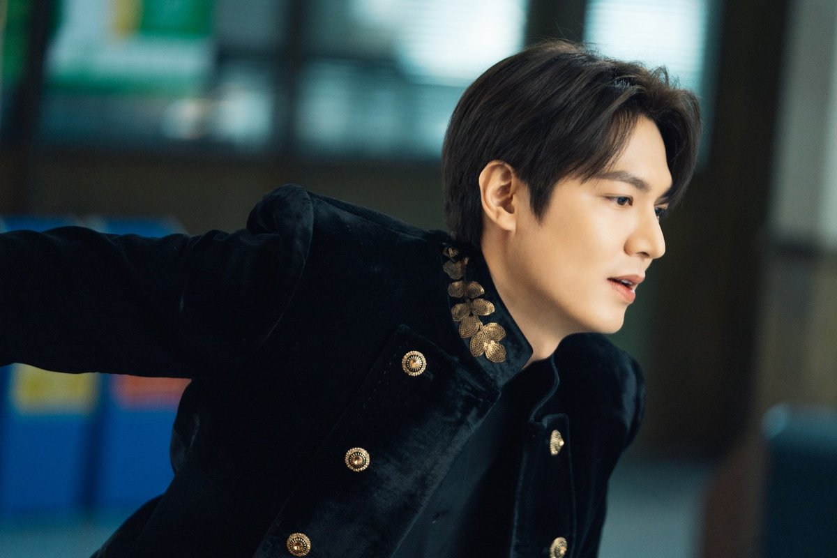 ActorLeeMinHo's tweet photo. #이곤 경찰서 行 현장 공개!
⠀
대한민국에 온 첫날부터 경찰서 행이라뇨..😭우리 황��� 앞날 괜찮겠죠..?🤭
⠀
벌써부터 느껴진다! 꿀잼보장 티키타카 환상케미! #2화_놓치는_자_참수야
⠀
SBS드라마 #더킹_영원의군주
📺매주 [금토] 밤 10시 방송!
⠀
#TheKing_EternalMonarch
 #이민호 #leeminho https://t.co/rXEyLX2IiC