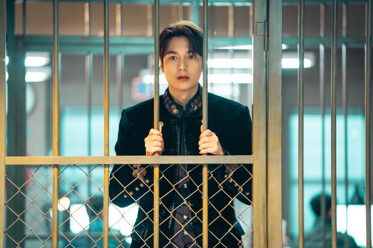 ActorLeeMinHo's tweet photo. #이곤 경찰서 行 현장 공개!
⠀
대한민국에 온 첫날부터 경찰서 행이라뇨..😭우리 황��� 앞날 괜찮겠죠..?🤭
⠀
벌써부터 느껴진다! 꿀잼보장 티키타카 환상케미! #2화_놓치는_자_참수야
⠀
SBS드라마 #더킹_영원의군주
📺매주 [금토] 밤 10시 방송!
⠀
#TheKing_EternalMonarch
 #이민호 #leeminho https://t.co/rXEyLX2IiC