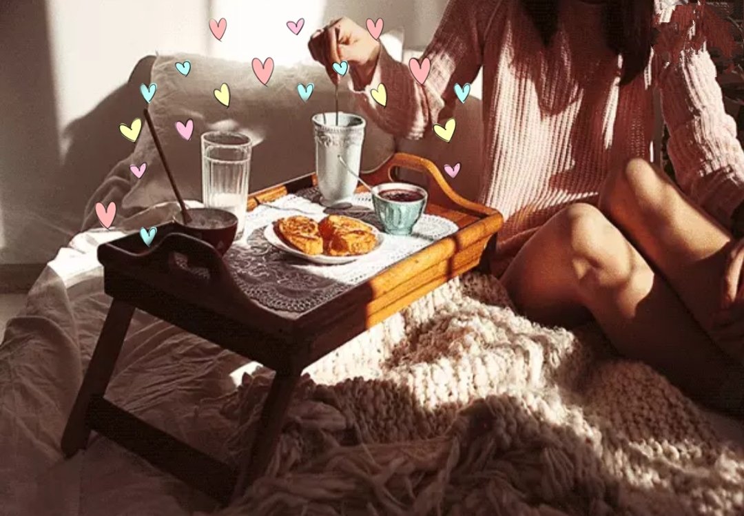 Девушка утром. Кофе и круассан. Завтрак в постель девушке. Завтрак с круассаном. Чашка в ноге.