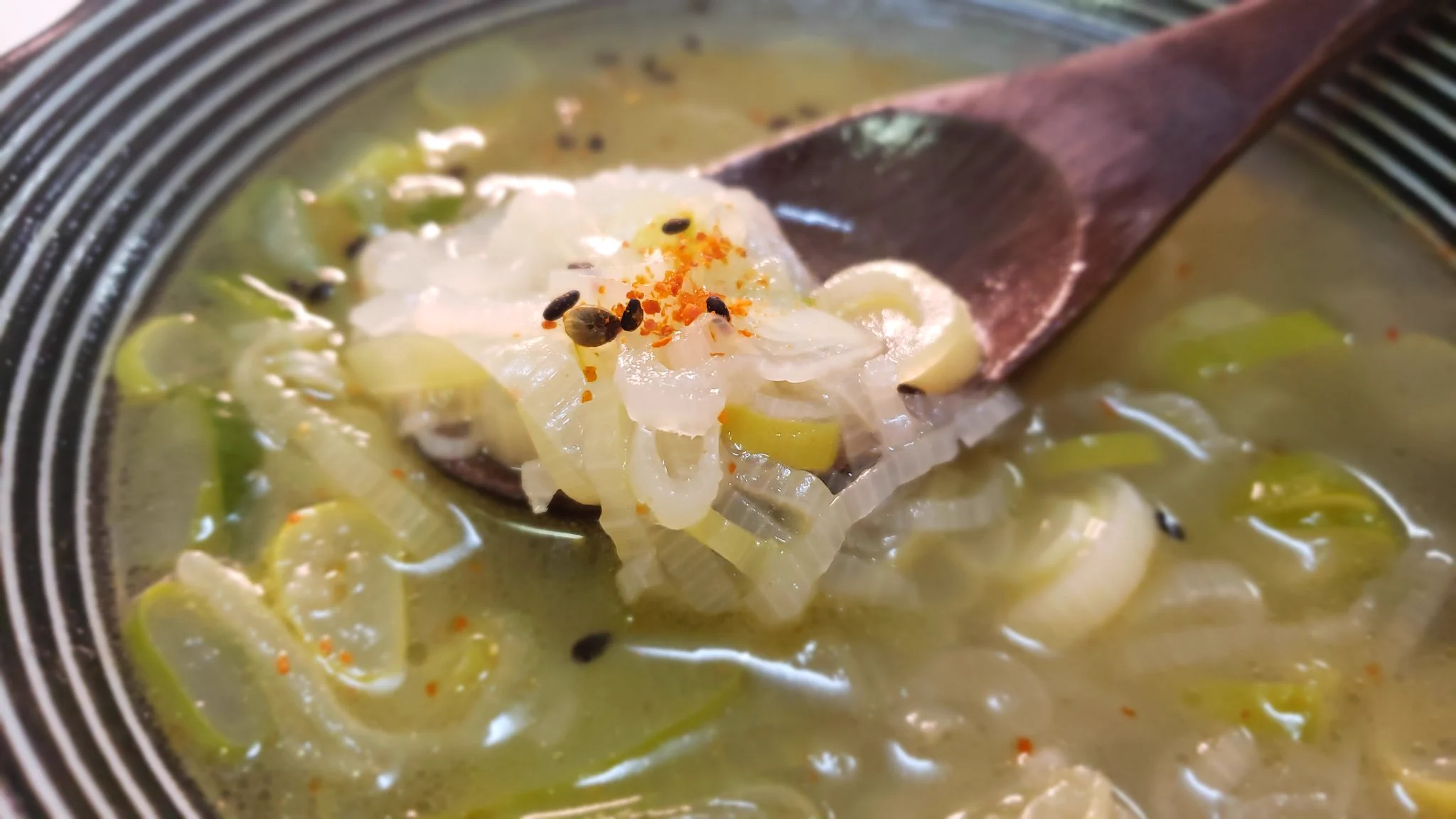 風邪予防にもおすすめ！レンジで作れる、ネギたっぷり絶品スープのレシピ！