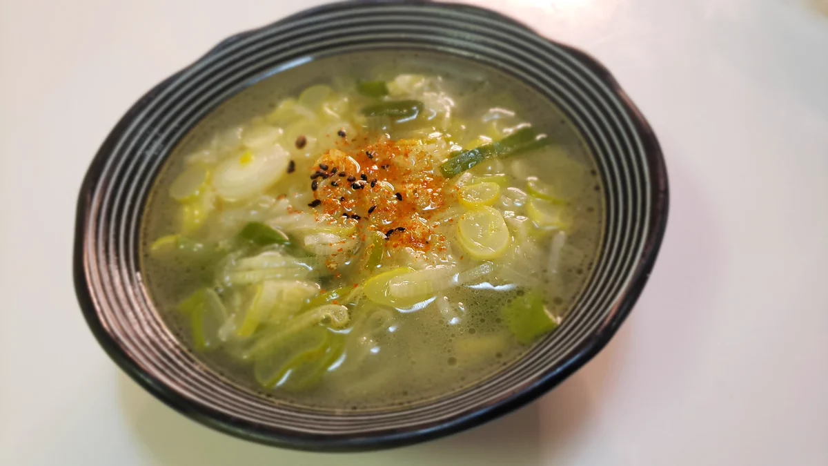 風邪予防にもおすすめ！レンジで作れる、ネギたっぷり絶品スープのレシピ！