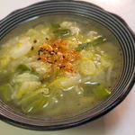 風邪予防にもおすすめ!レンジで作れる、ネギたっぷり絶品スープのレシピ!