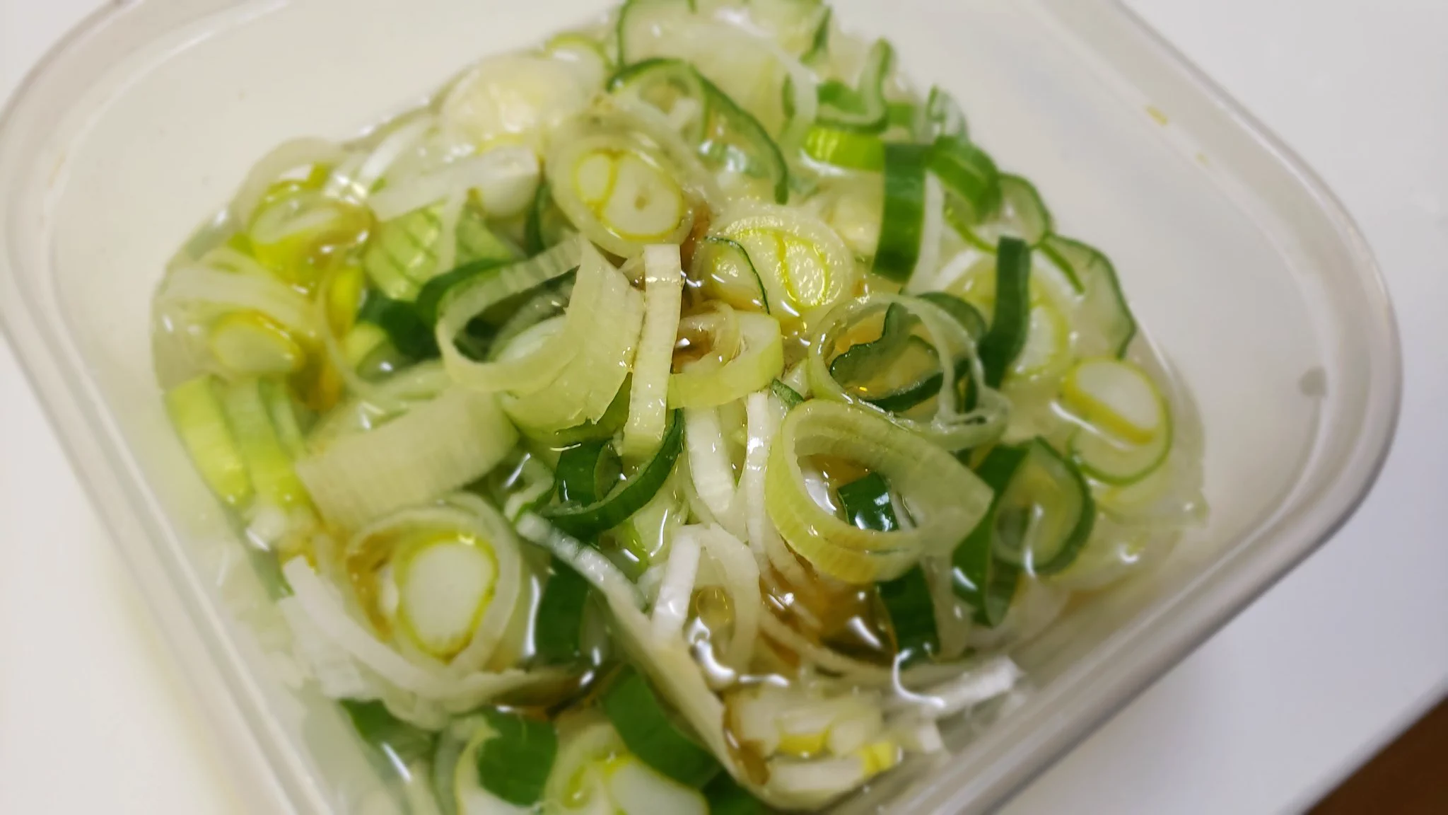 風邪予防にもおすすめ！レンジで作れる、ネギたっぷり絶品スープのレシピ！