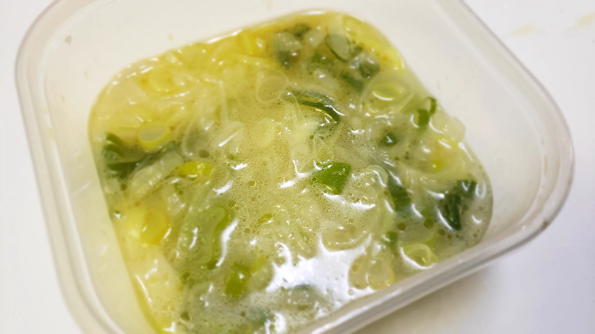 風邪予防にもおすすめ！レンジで作れる、ネギたっぷり絶品スープのレシピ！